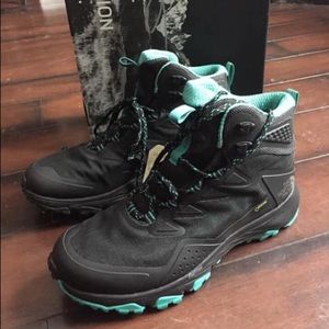 North face lightweight hiking boots, new with tags